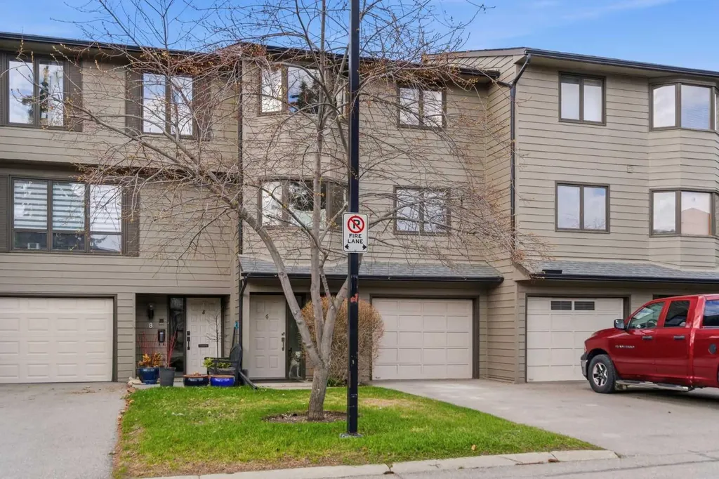 23 Glamis Drive SW Calgary AB T3E 6S3