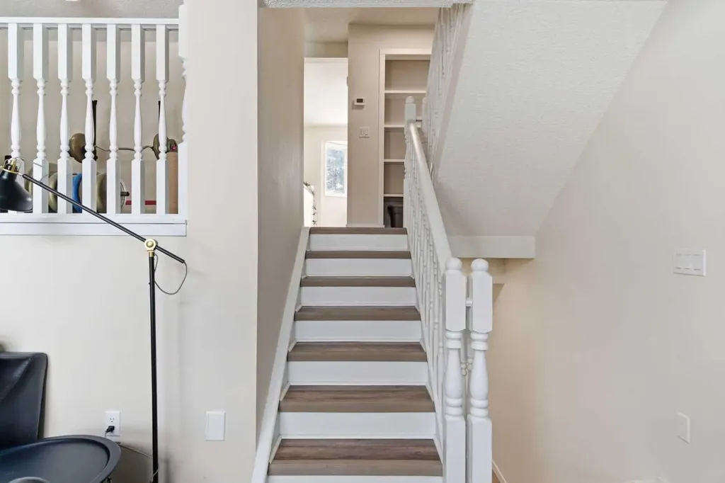 23 Glamis Drive SW Calgary AB T3E 6S3