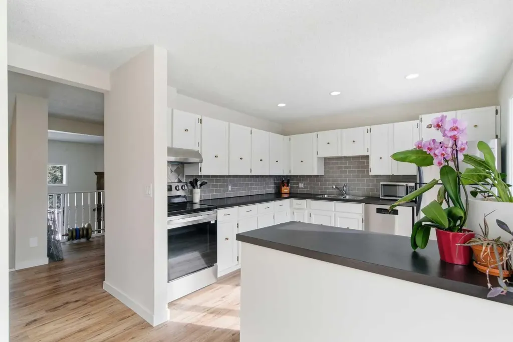 23 Glamis Drive SW Calgary AB T3E 6S3