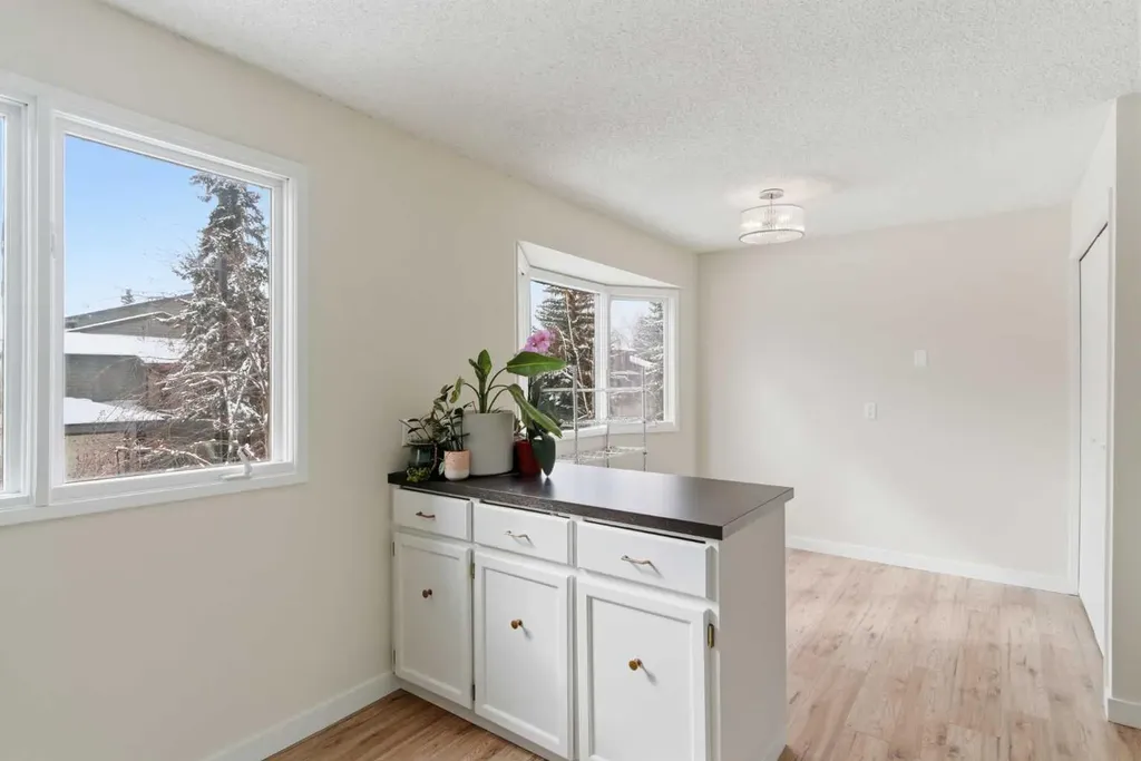 23 Glamis Drive SW Calgary AB T3E 6S3