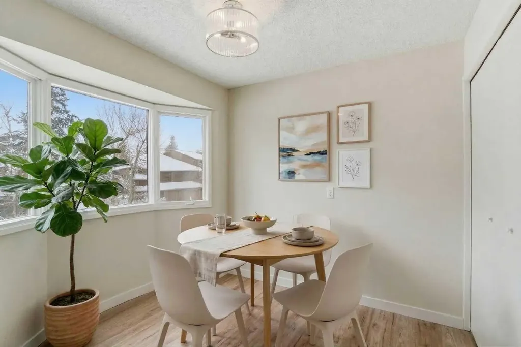 23 Glamis Drive SW Calgary AB T3E 6S3