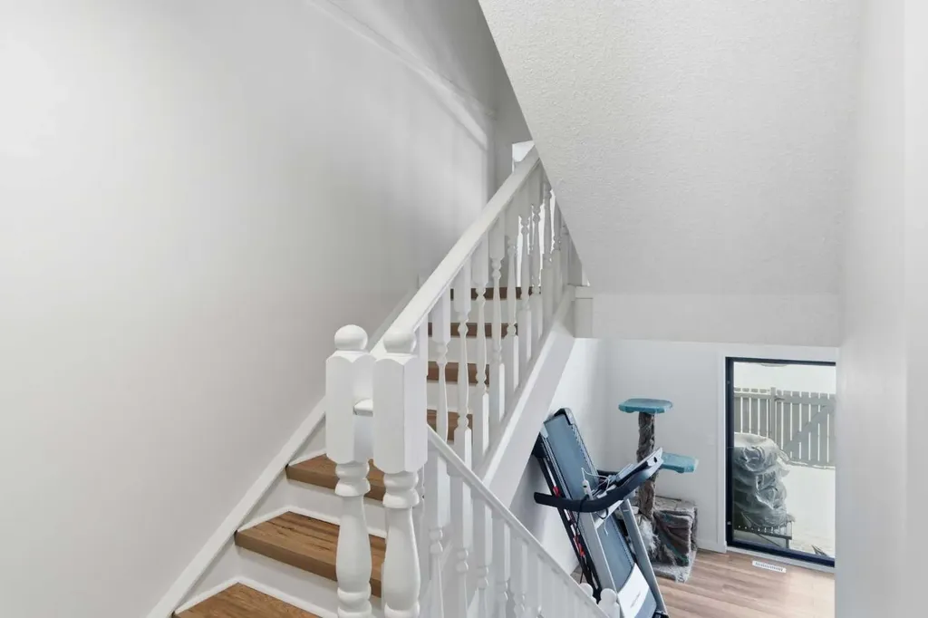 23 Glamis Drive SW Calgary AB T3E 6S3