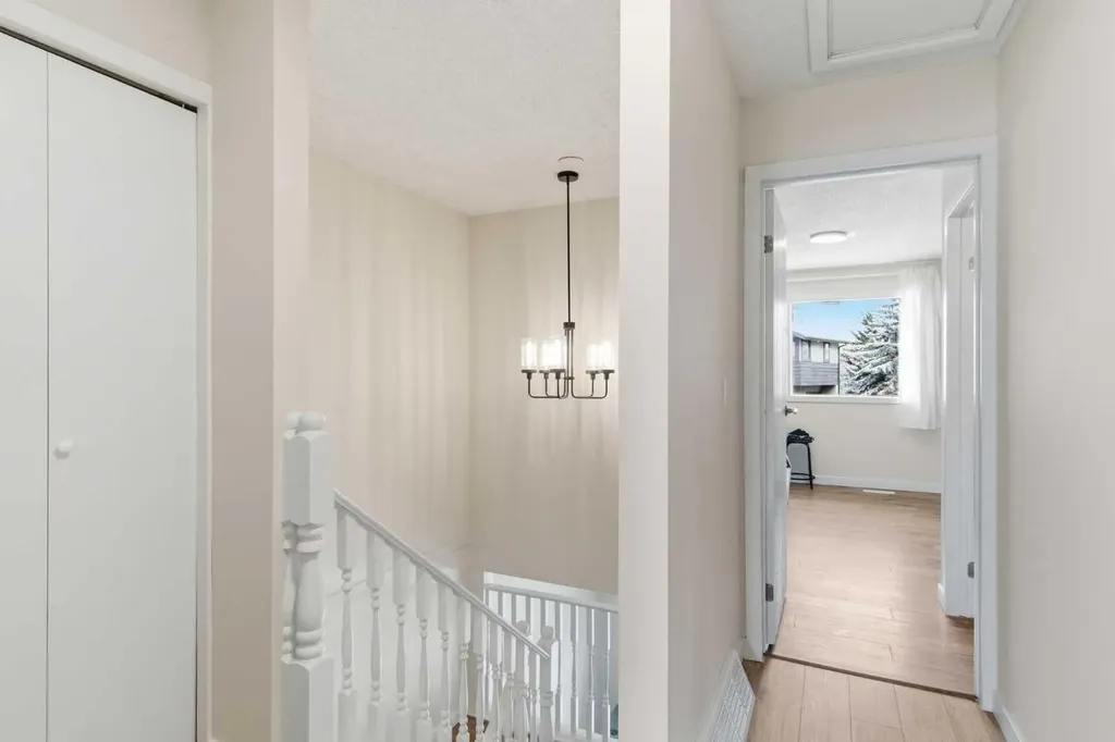 23 Glamis Drive SW Calgary AB T3E 6S3