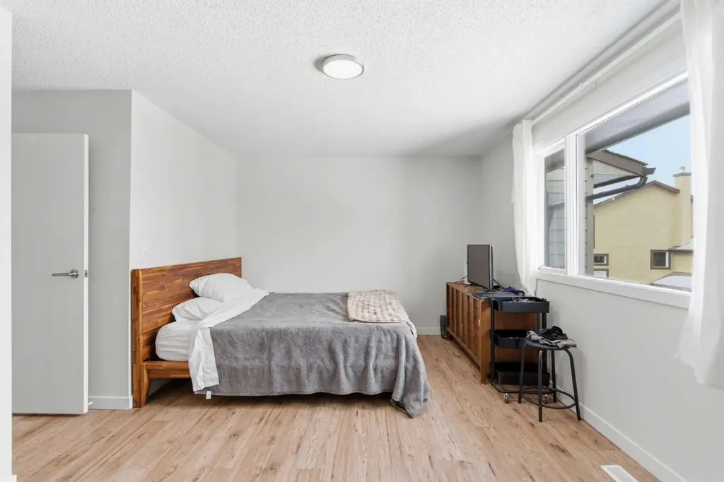 23 Glamis Drive SW Calgary AB T3E 6S3