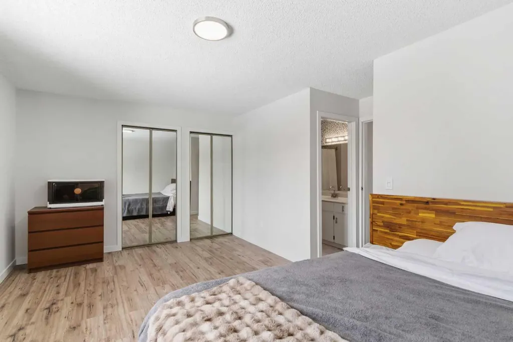 23 Glamis Drive SW Calgary AB T3E 6S3
