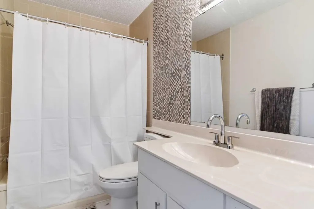23 Glamis Drive SW Calgary AB T3E 6S3