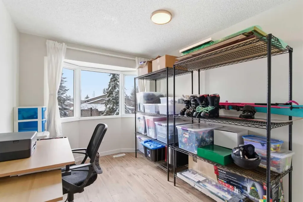 23 Glamis Drive SW Calgary AB T3E 6S3