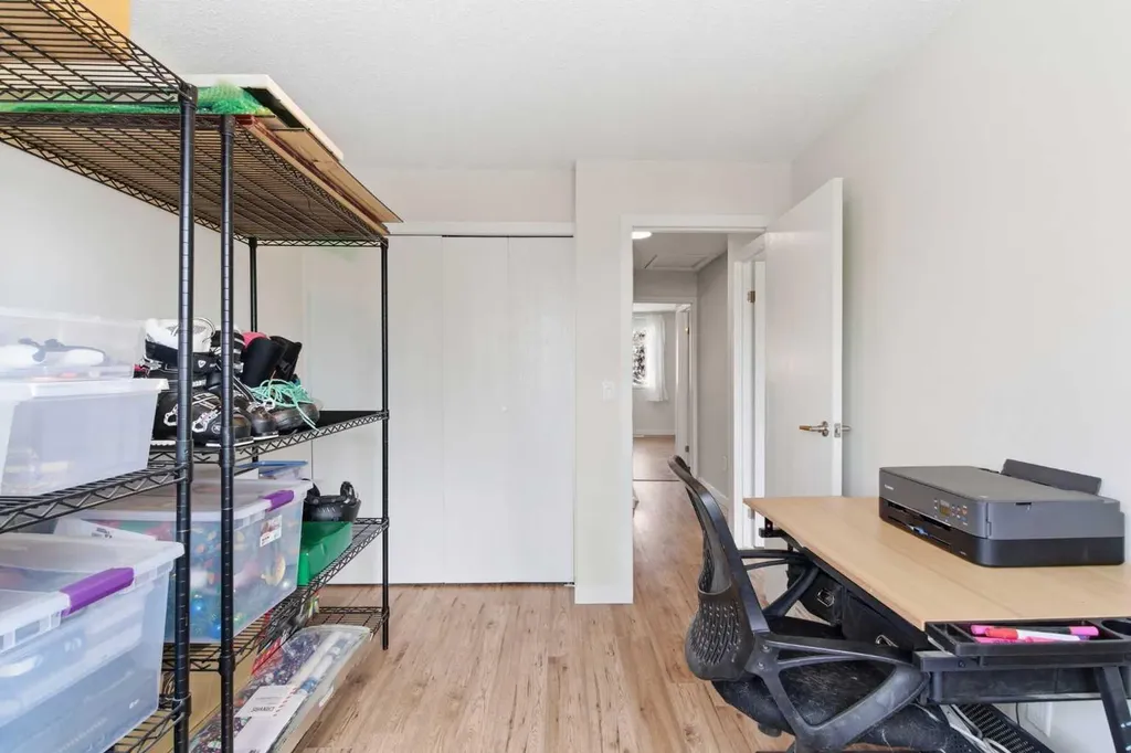23 Glamis Drive SW Calgary AB T3E 6S3
