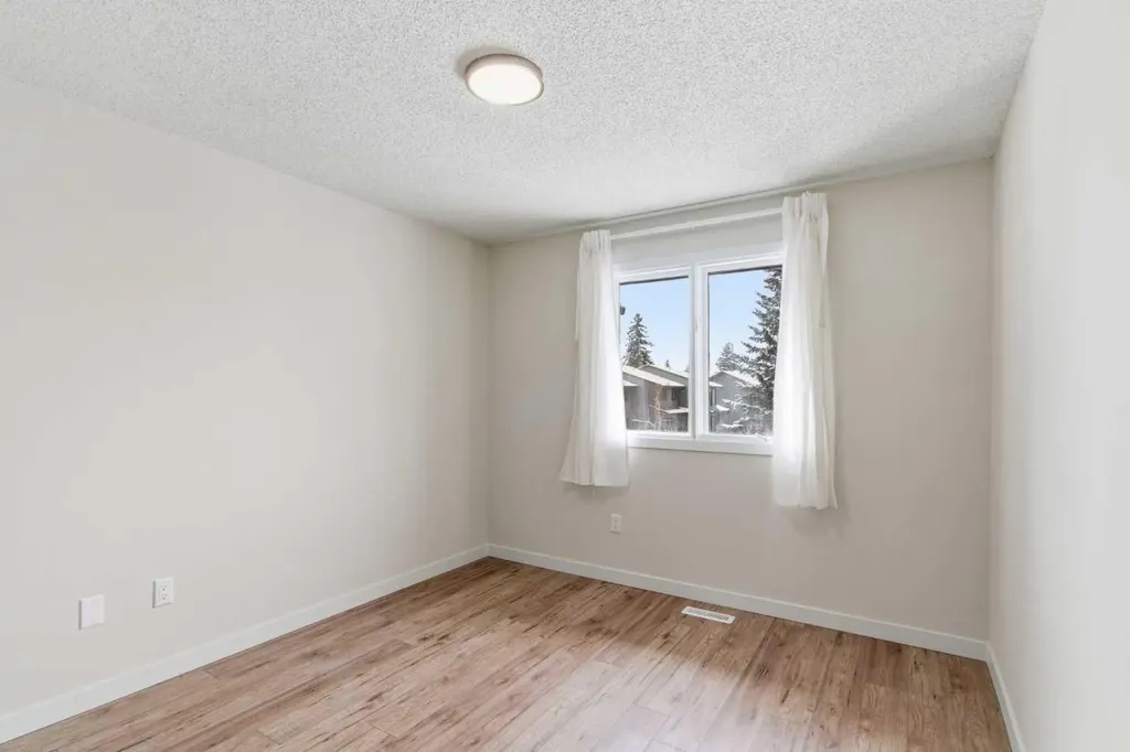 23 Glamis Drive SW Calgary AB T3E 6S3