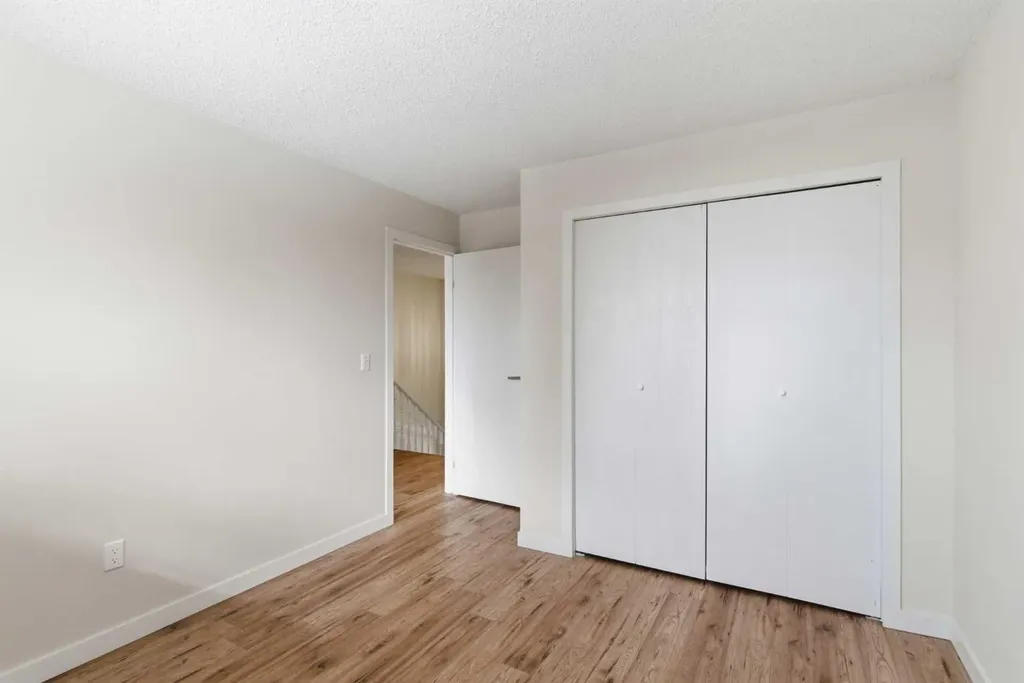 23 Glamis Drive SW Calgary AB T3E 6S3