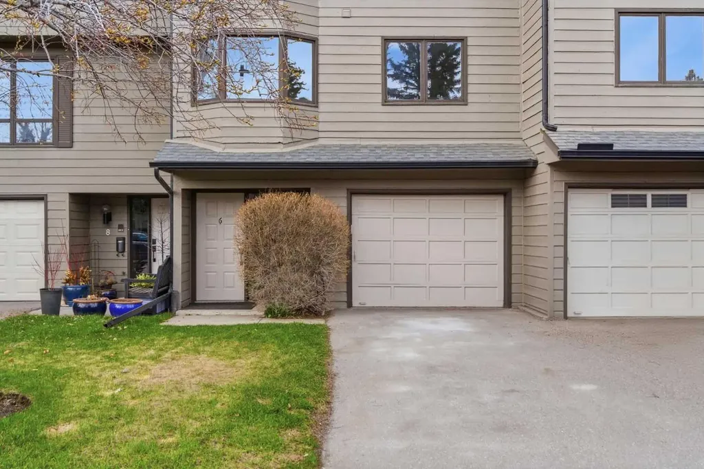 23 Glamis Drive SW Calgary AB T3E 6S3