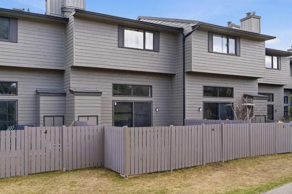 23 Glamis Drive SW Calgary AB T3E 6S3