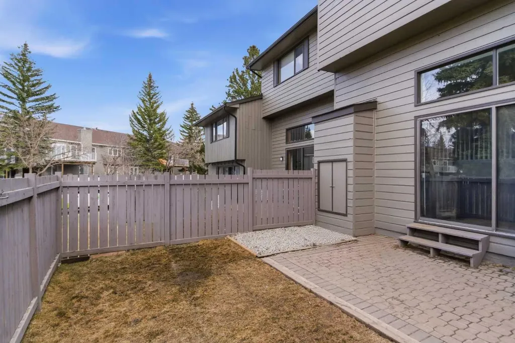 23 Glamis Drive SW Calgary AB T3E 6S3