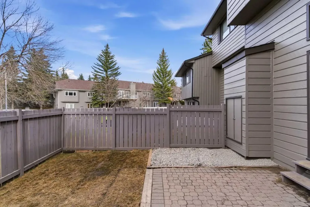 23 Glamis Drive SW Calgary AB T3E 6S3