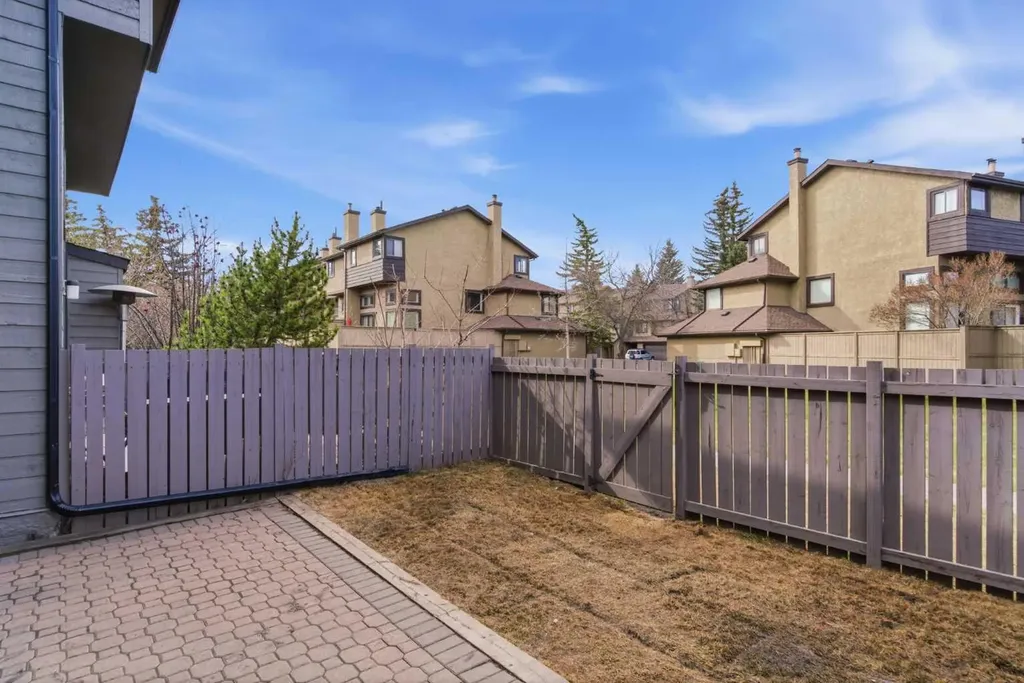 23 Glamis Drive SW Calgary AB T3E 6S3