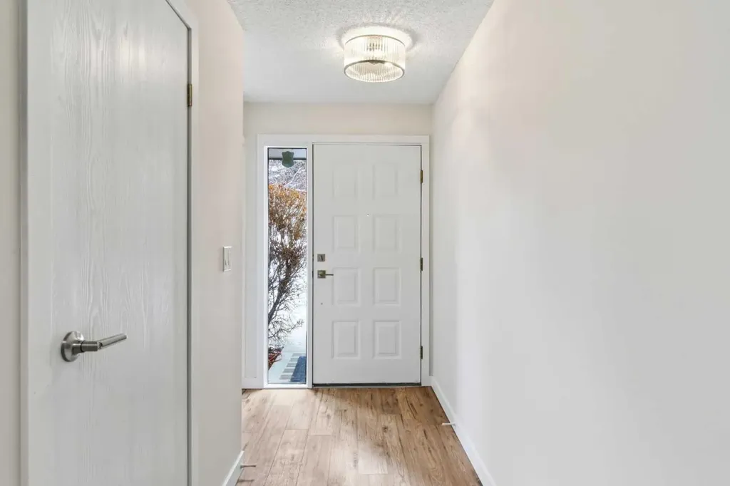 23 Glamis Drive SW Calgary AB T3E 6S3