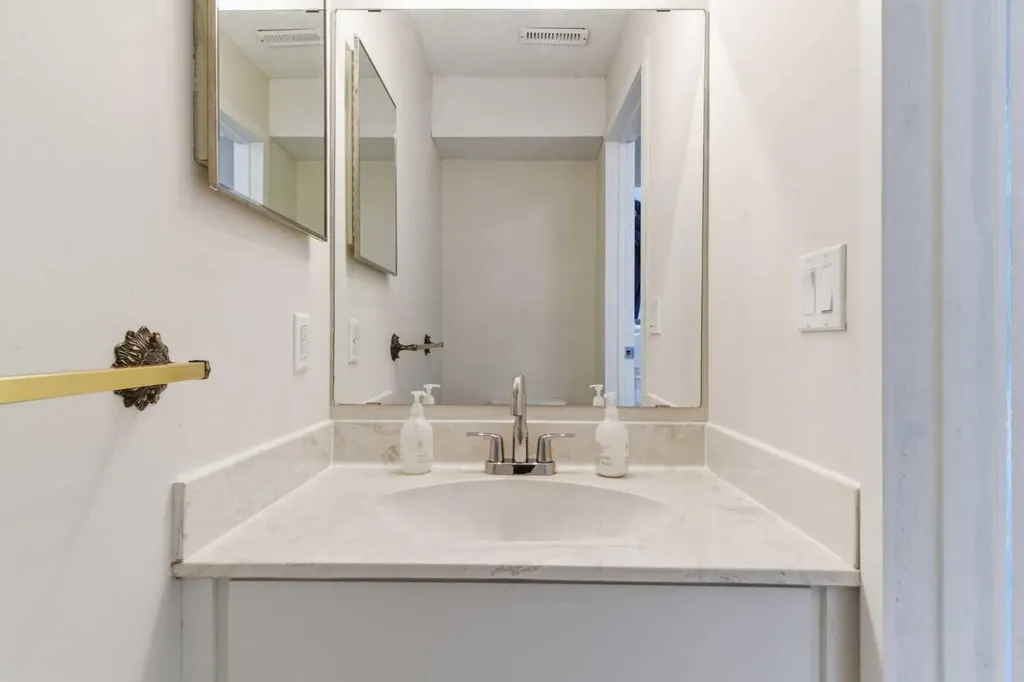 23 Glamis Drive SW Calgary AB T3E 6S3