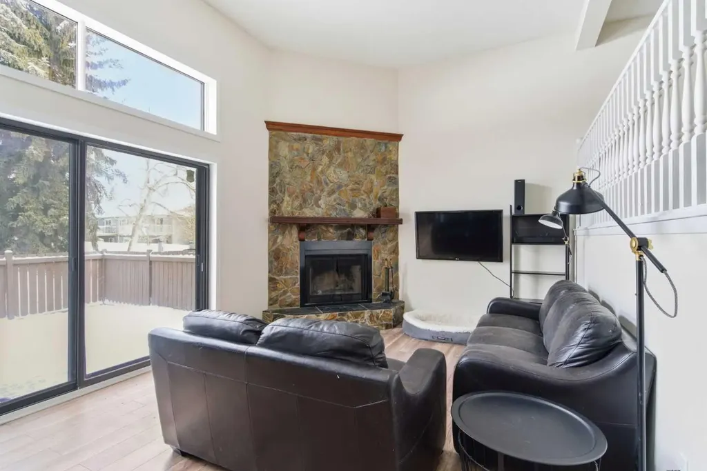 23 Glamis Drive SW Calgary AB T3E 6S3