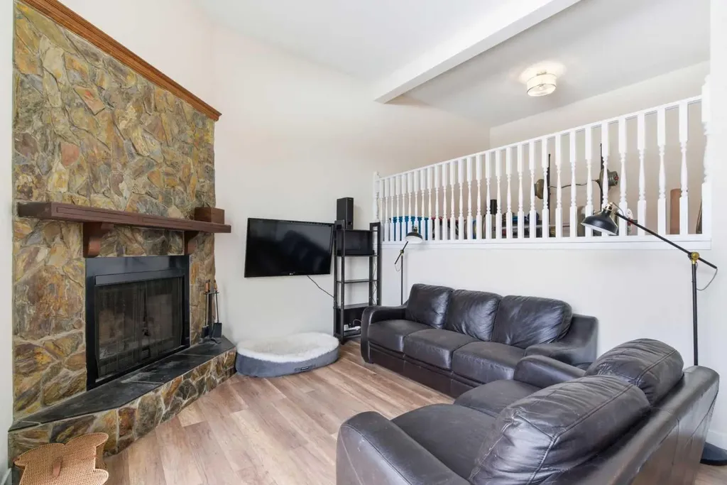 23 Glamis Drive SW Calgary AB T3E 6S3