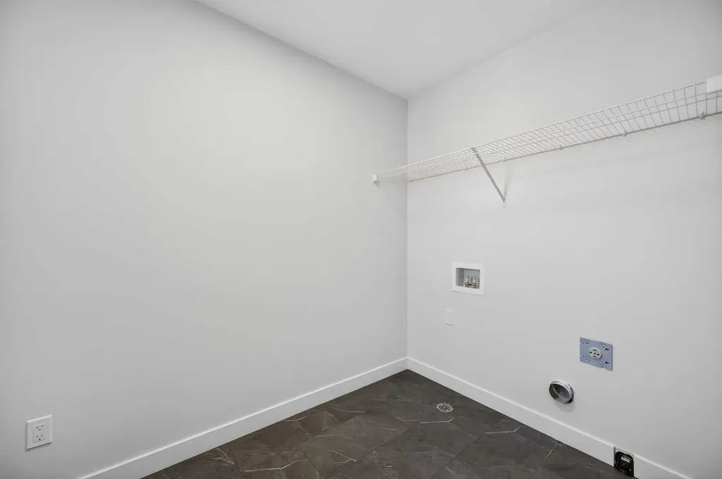 473 Lewiston Landing NE Calgary AB T3l 2M4