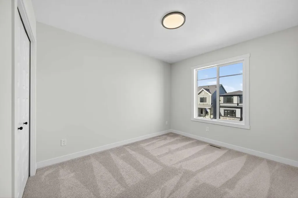 473 Lewiston Landing NE Calgary AB T3l 2M4