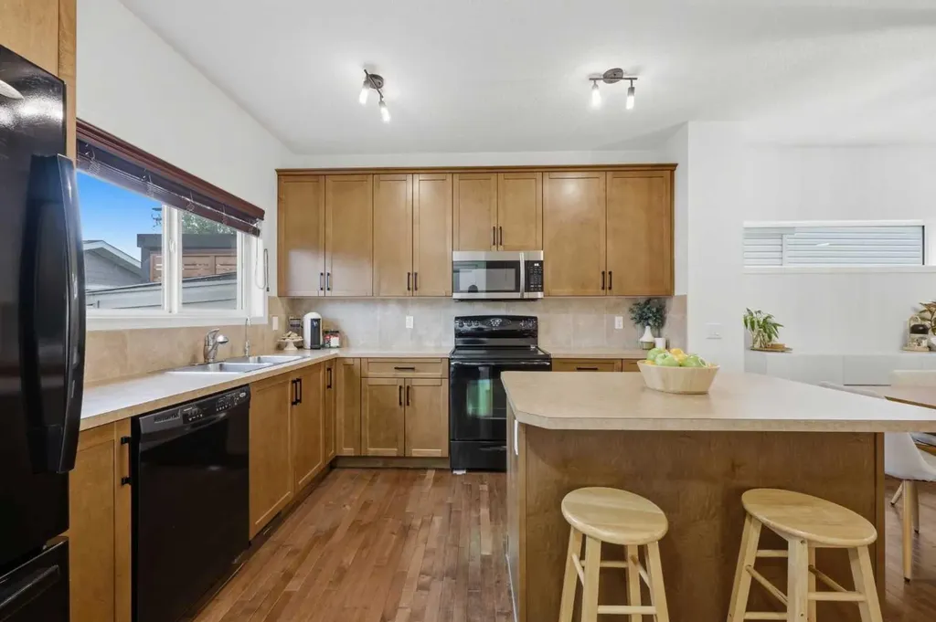 35 Covecreek Place NE Calgary AB T3K 0L3