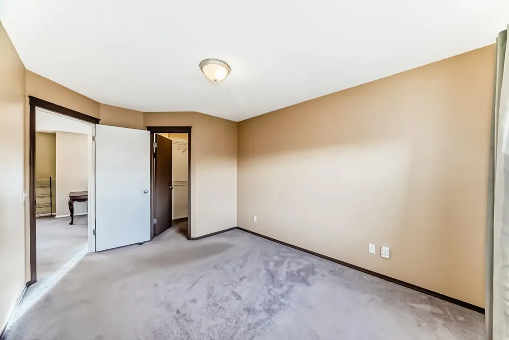240 Prestwick Way SE Calgary AB T2Z 2Z5