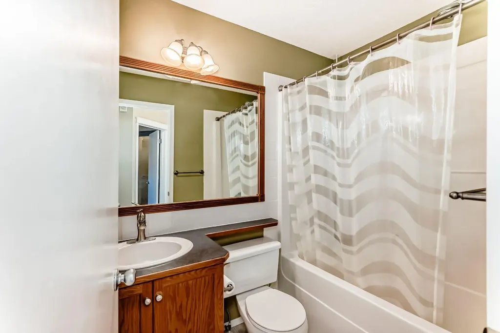 240 Prestwick Way SE Calgary AB T2Z 2Z5