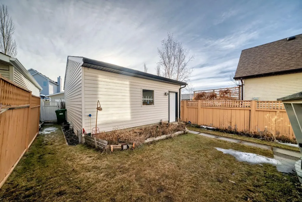 240 Prestwick Way SE Calgary AB T2Z 2Z5