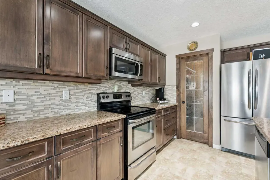 23 Kingston View SE Airdrie AB T4A 0K4