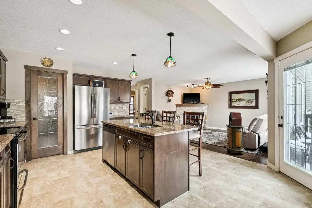 23 Kingston View SE Airdrie AB T4A 0K4