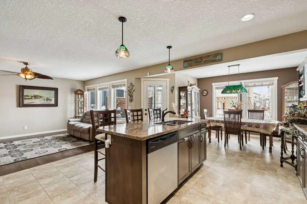 23 Kingston View SE Airdrie AB T4A 0K4