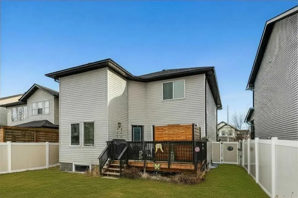 23 Kingston View SE Airdrie AB T4A 0K4