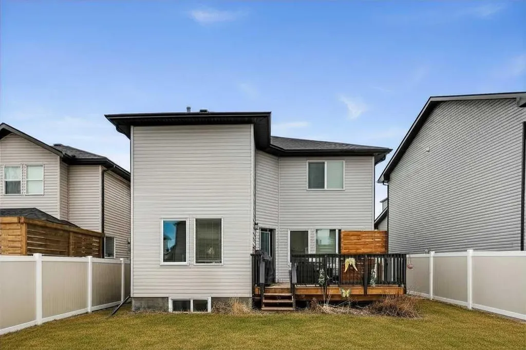 23 Kingston View SE Airdrie AB T4A 0K4