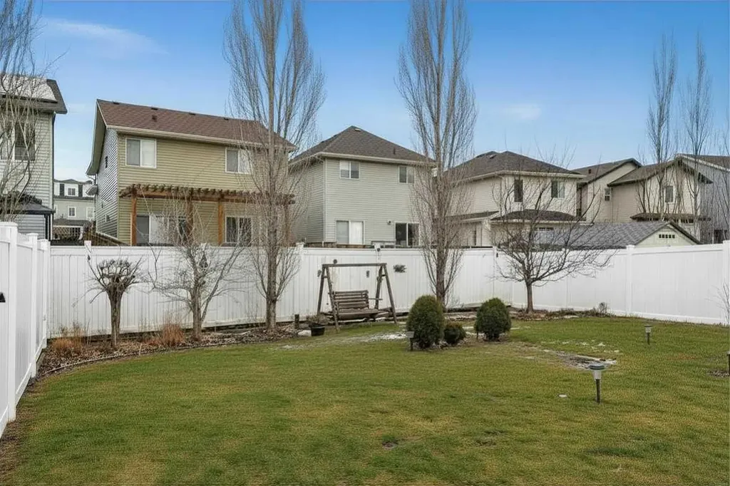 23 Kingston View SE Airdrie AB T4A 0K4