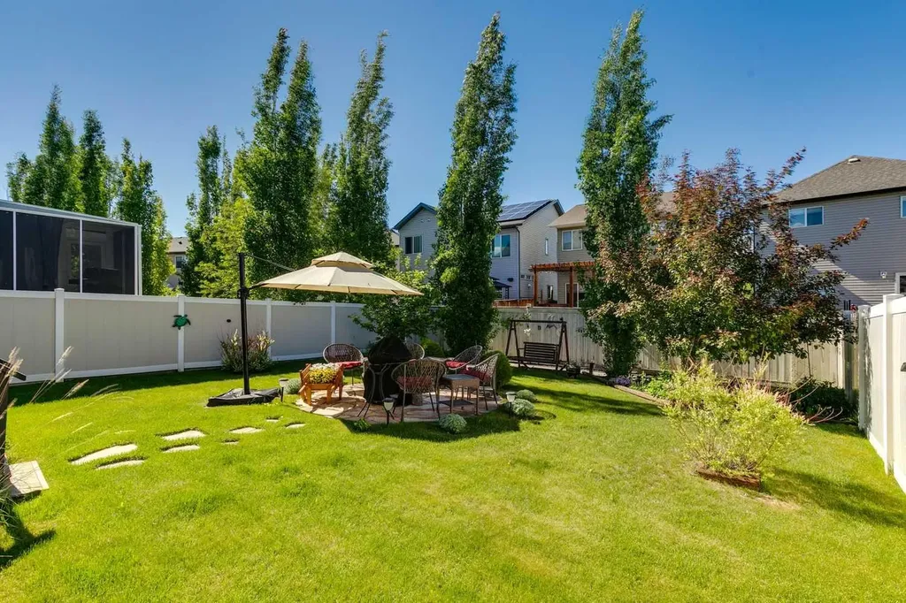 23 Kingston View SE Airdrie AB T4A 0K4