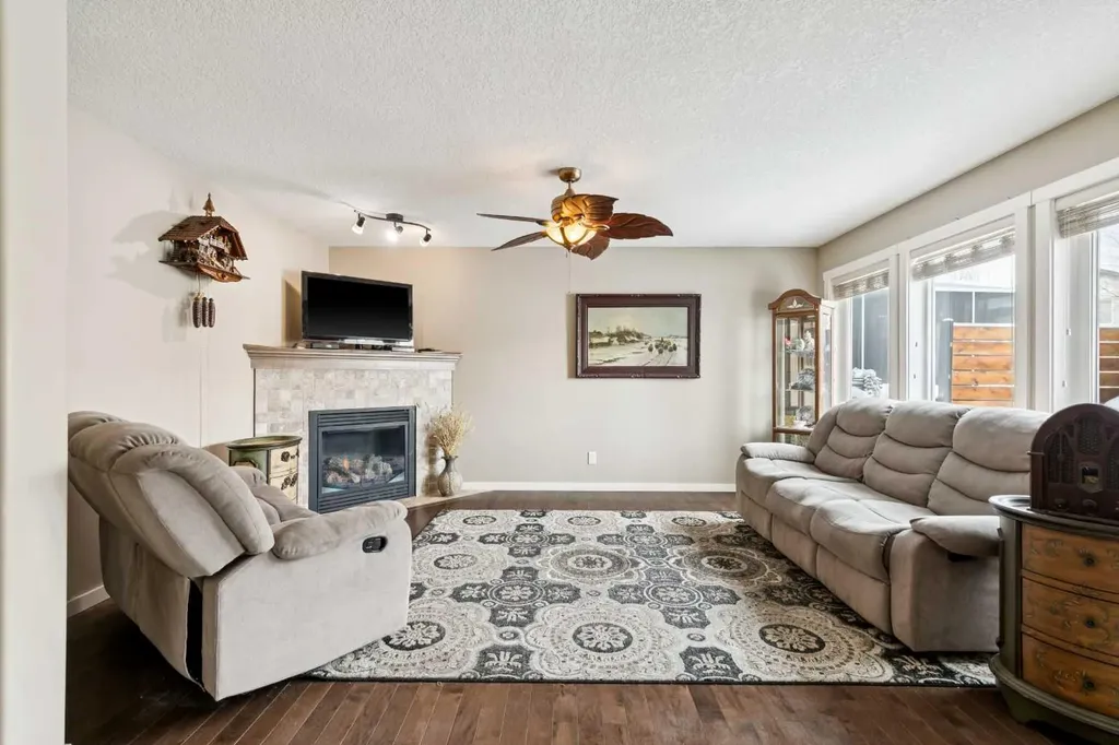 23 Kingston View SE Airdrie AB T4A 0K4