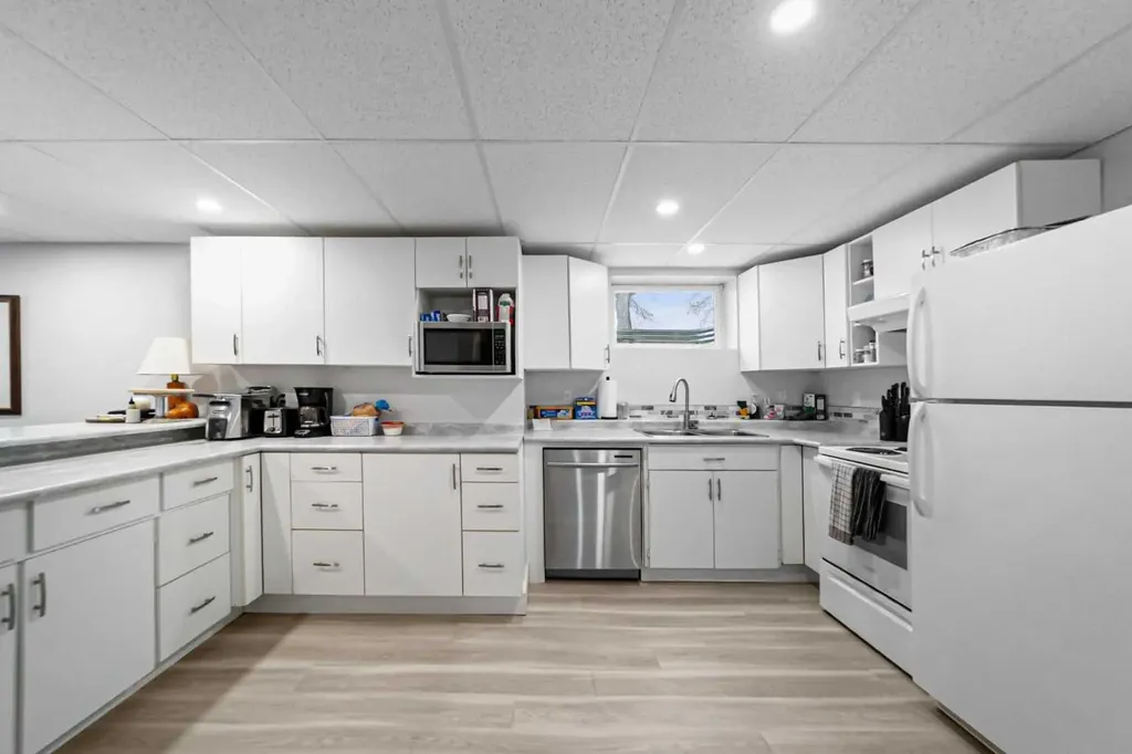 6304 39 Avenue Camrose AB T4V 2Z4