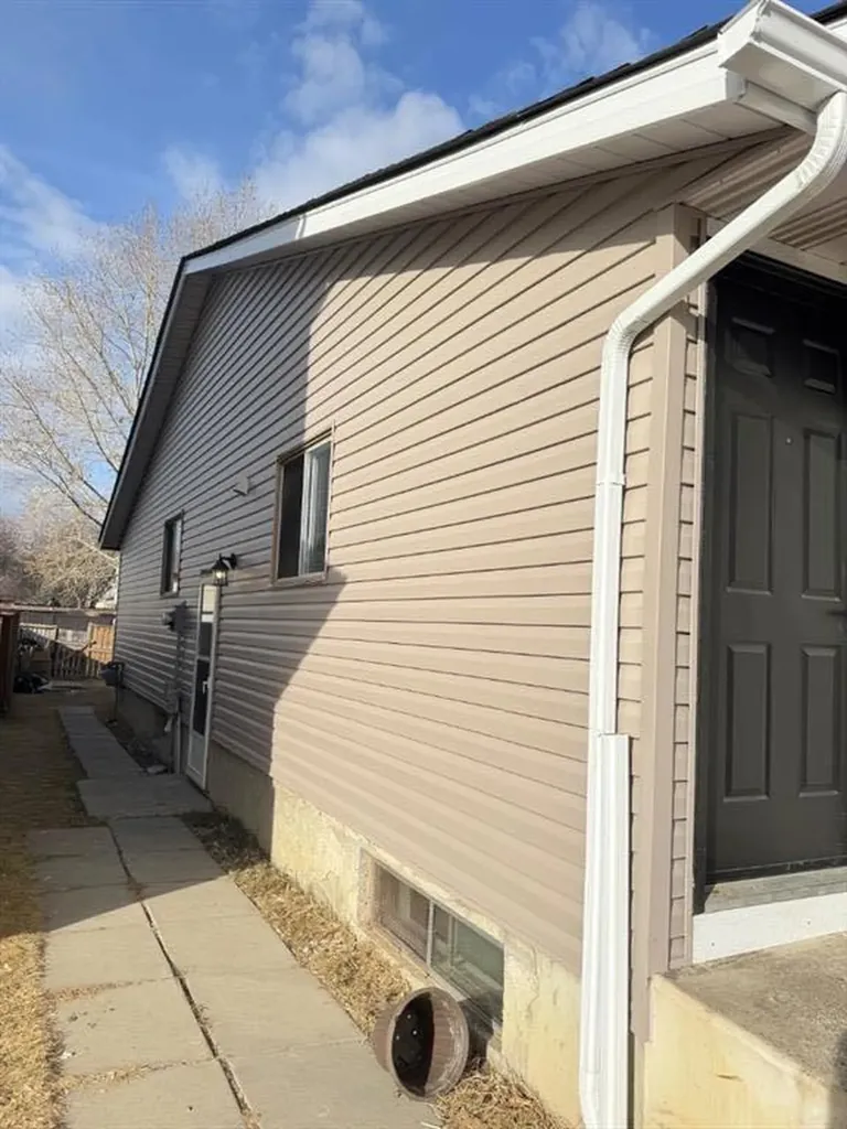6879 Rundlehorn Drive NE Calgary AB T1Y 4P2