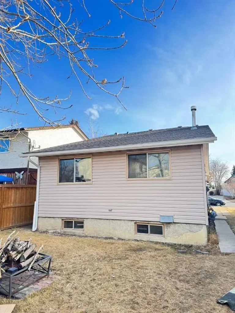6879 Rundlehorn Drive NE Calgary AB T1Y 4P2