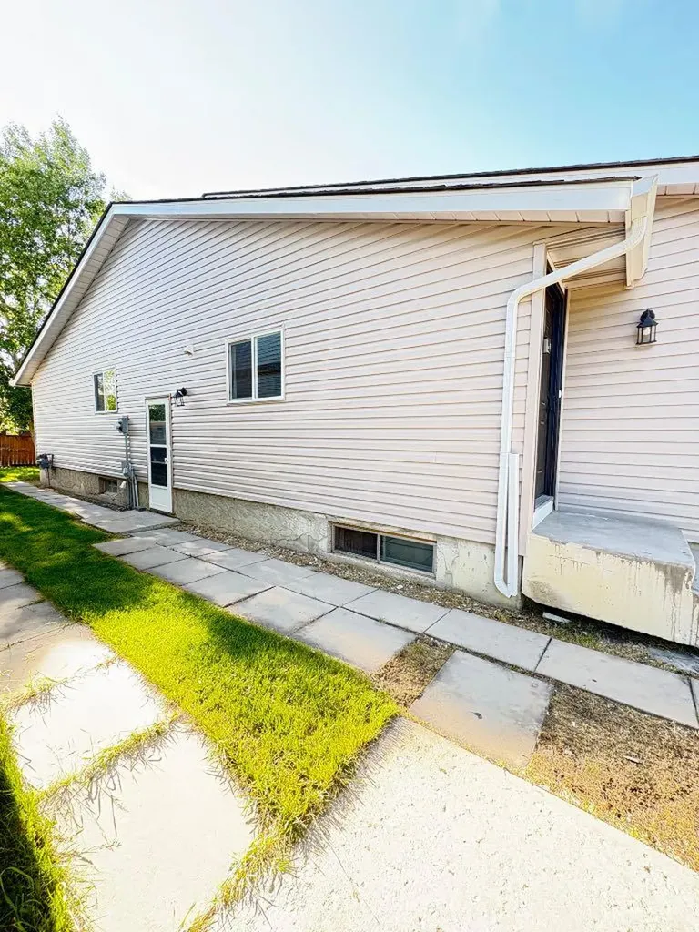 6879 Rundlehorn Drive NE Calgary AB T1Y 4P2