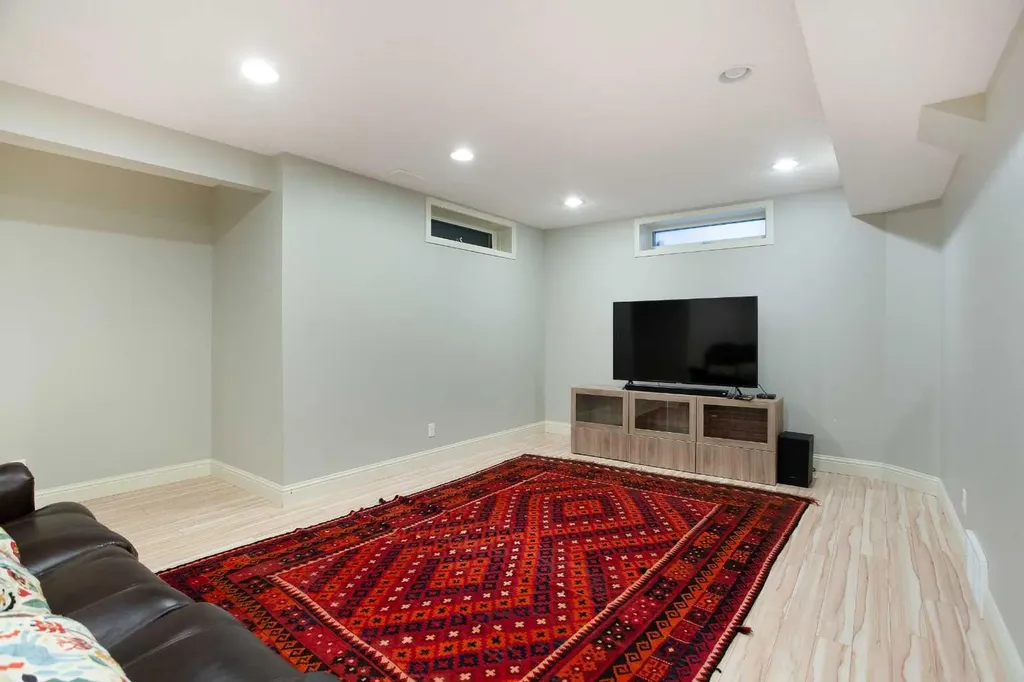 90 Discovery Ridge Road SW Calgary AB T3H 4R4