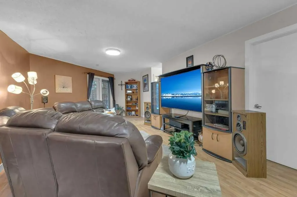 4904 43 Street Ponoka AB T4J 1C2