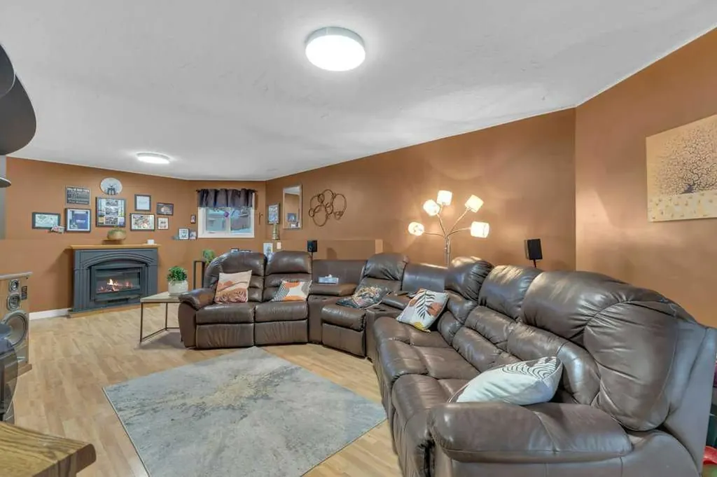4904 43 Street Ponoka AB T4J 1C2