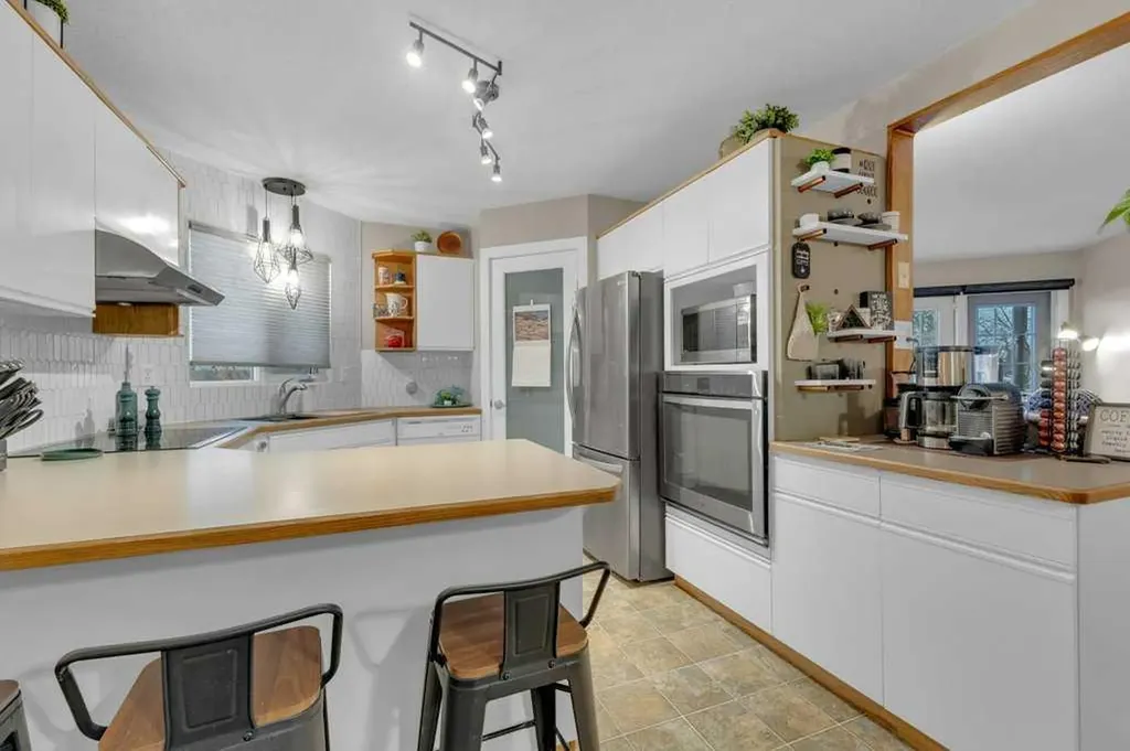 4904 43 Street Ponoka AB T4J 1C2