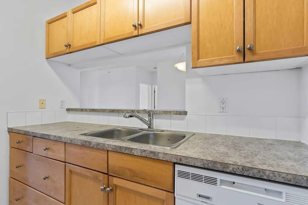 2022 Canyon Meadows Drive SE Calgary AB T2J 7H1