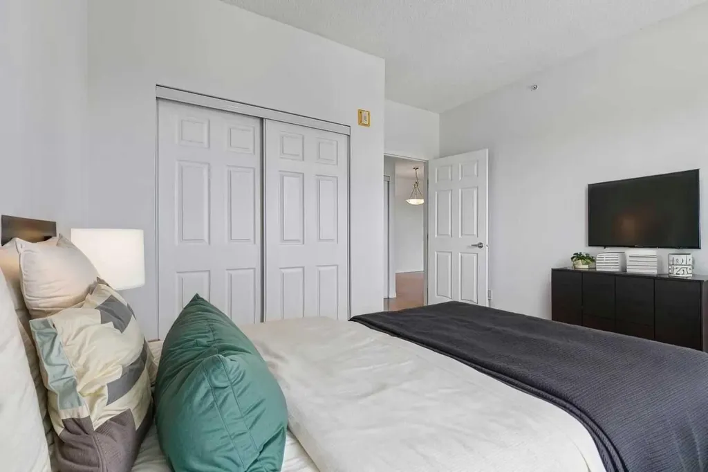 2022 Canyon Meadows Drive SE Calgary AB T2J 7H1
