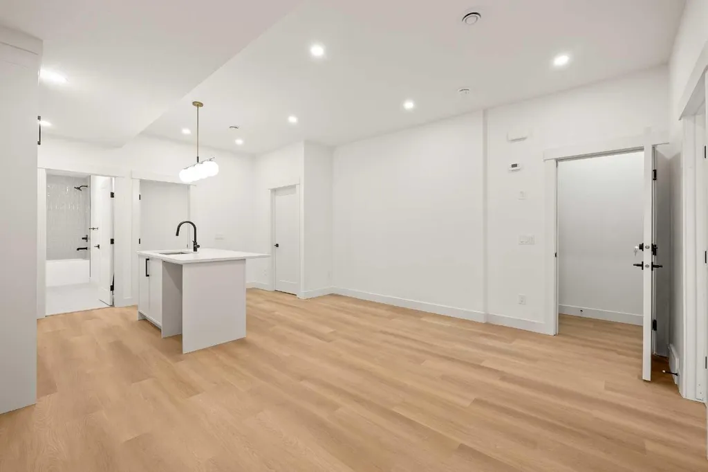 2421 25 Avenue NW Calgary AB T2M 2C6