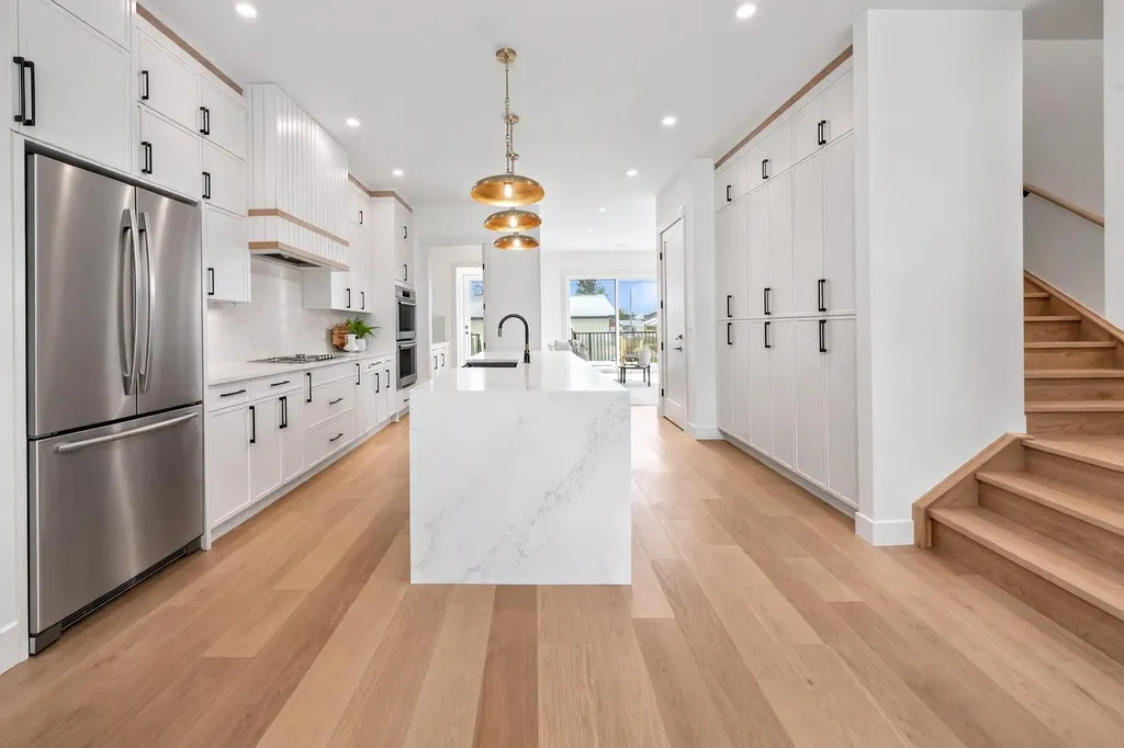 2421 25 Avenue NW Calgary AB T2M 2C6