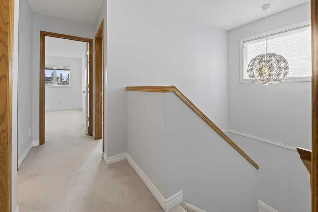 88 Scenic Gardens NW Calgary AB T3L 1Y6